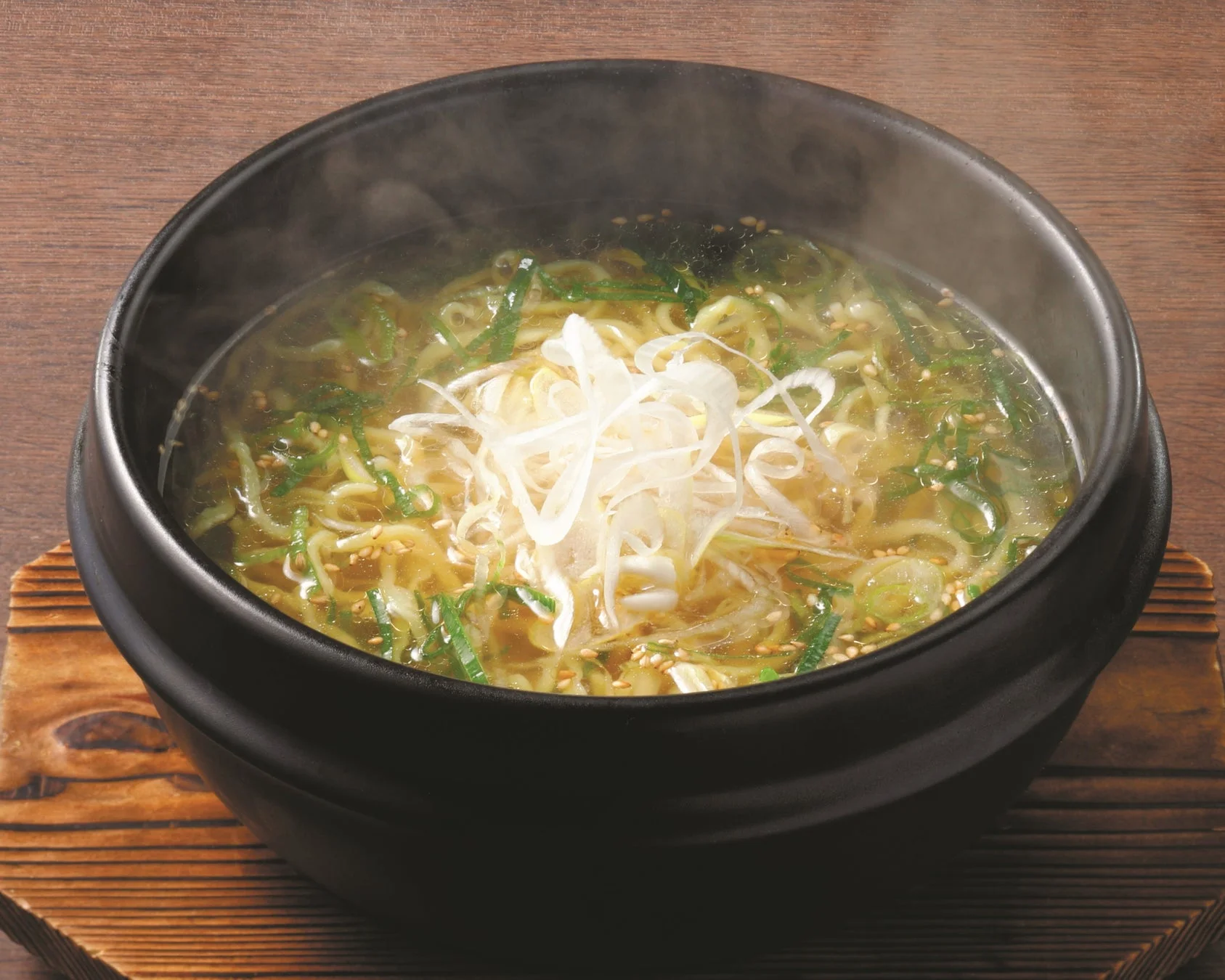 石鍋で提供されるごまねぎ塩ラーメンの写真