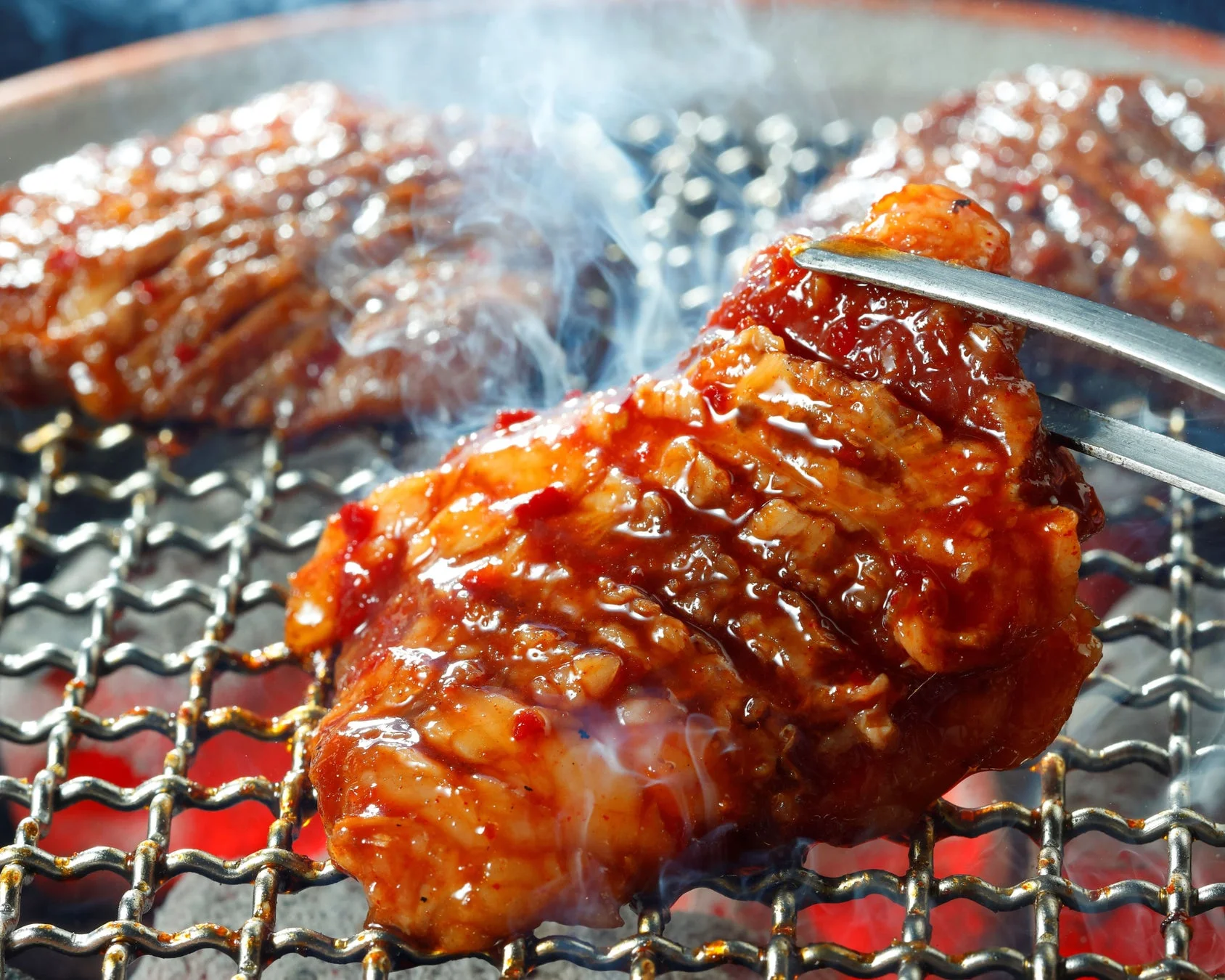 七輪で焼かれるGNN味付けの焼肉