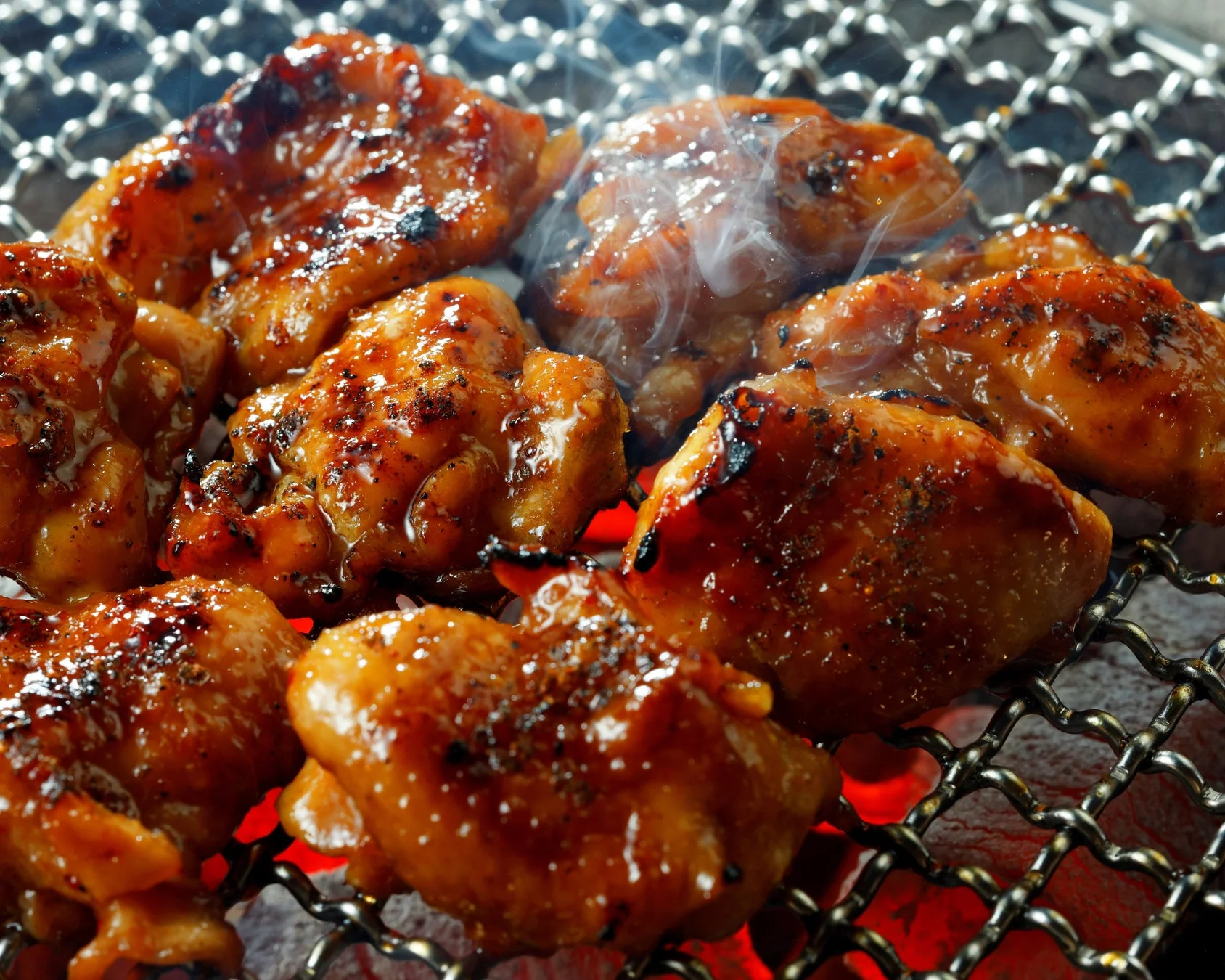 七輪で焼かれるふりそで(特製醤油焼き)