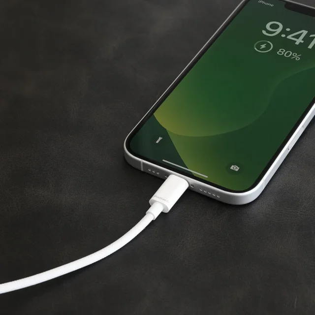 スマートフォンを充電中のUSB Type-Cケーブル