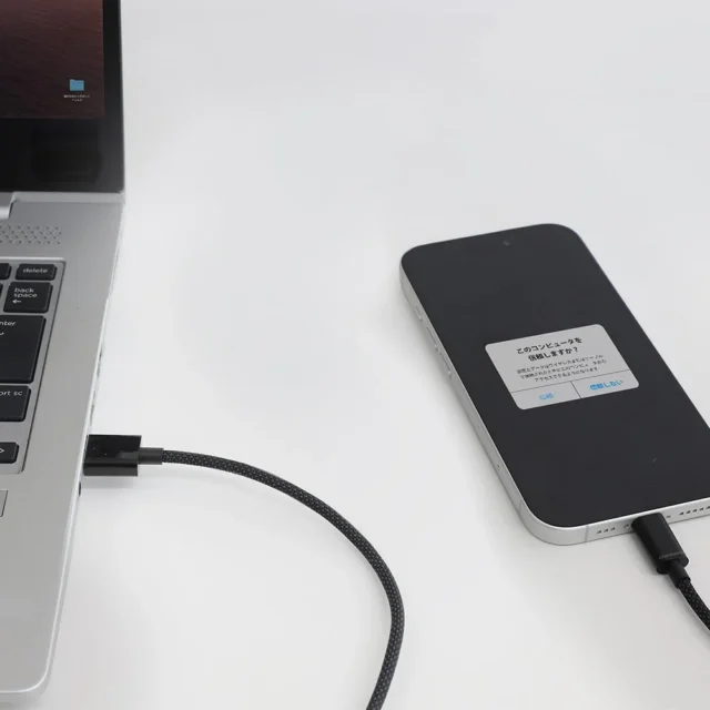 ノートPCとスマートフォンを接続しデータ転送する様子