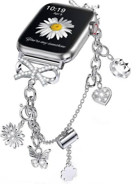 チャーム付きパールレザーストラップを着用したApple Watch