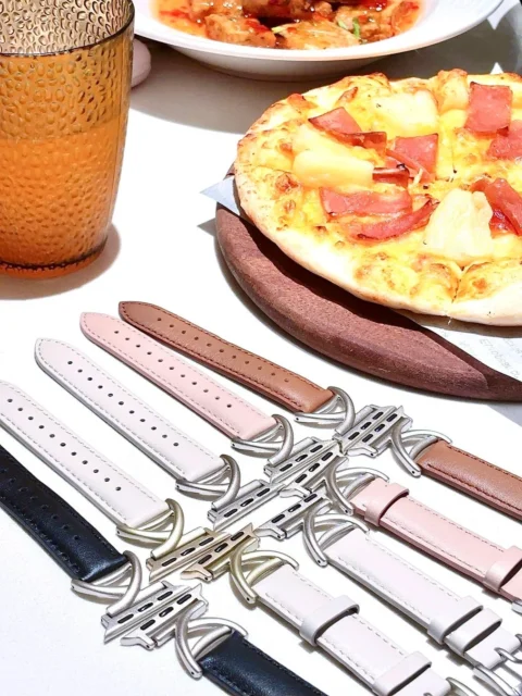 テーブルに並べられた複数のApple Watchバンドと食事