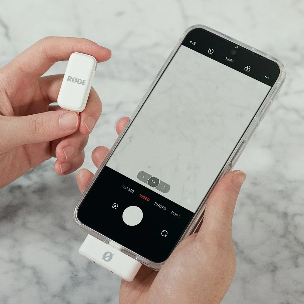 RØDEワイヤレスマイクロを受信機をスマートフォンに接続して使用する様子