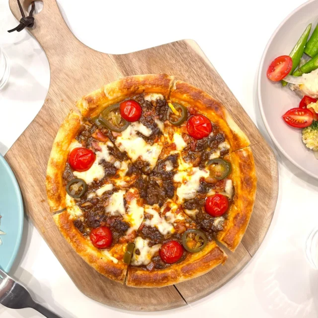 カットされ、食卓に並んだメキシカンチーズバーガーPIZZA!