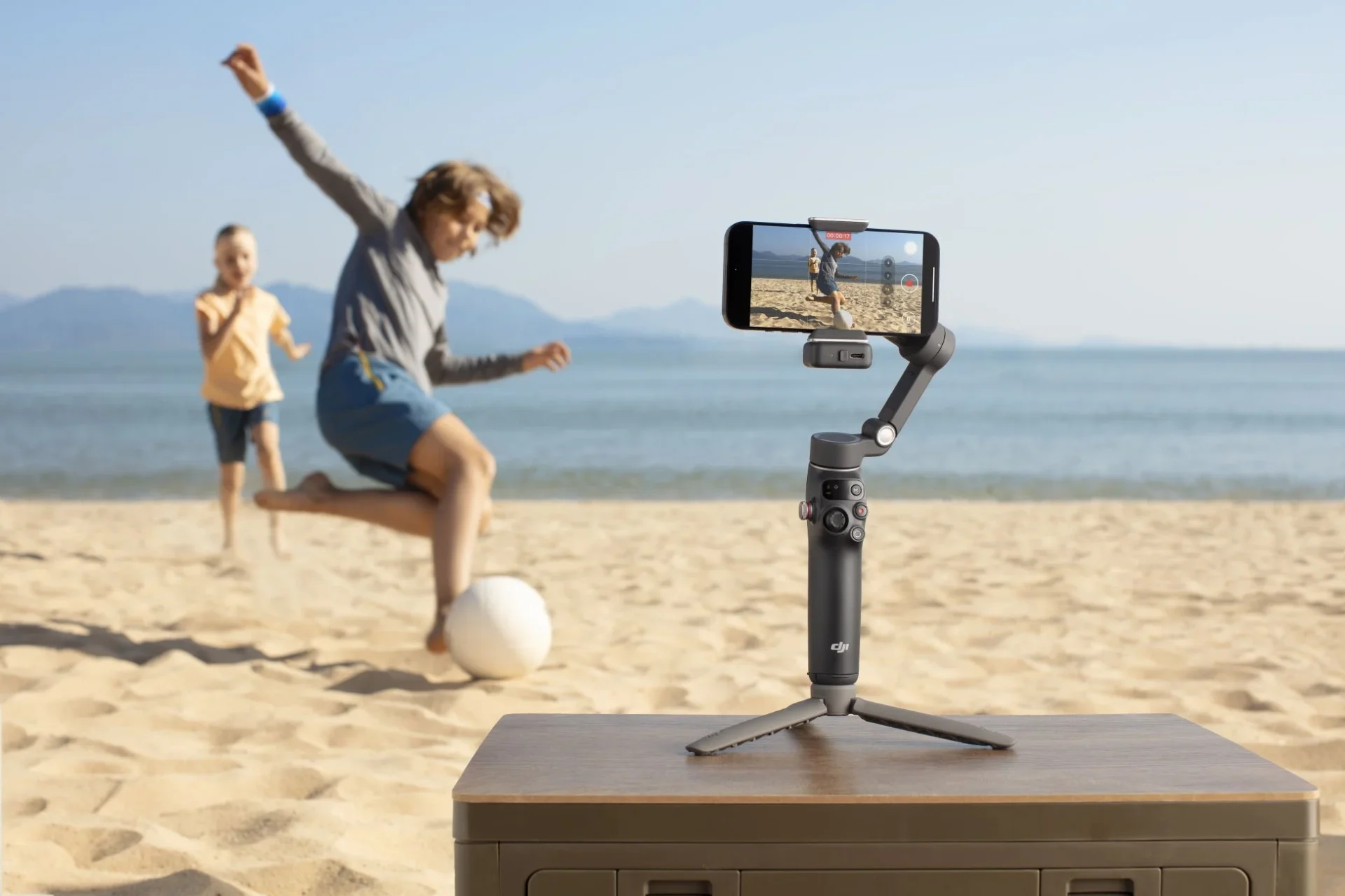 DJIのスマートフォン用ジンバルで子供の運動会を撮影しているイメージ