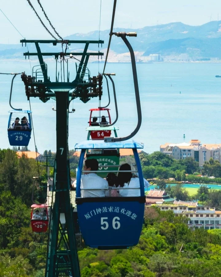 中国廈門市のロープウェイと海辺の風景