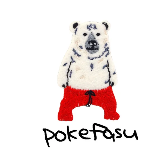 ポケファスのせっそうない世界ロゴと赤いパンツを履いたシロクマキャラクター