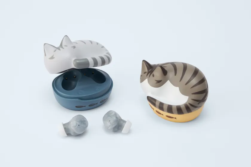 ケースを開けイヤホンを取り出した状態の「NEKO true wireless earphones」