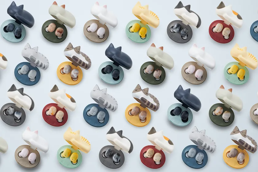 多数の「NEKO true wireless earphones」ケースとイヤホンが並べられた様子