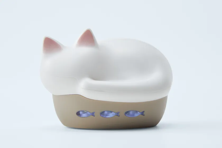 「NEKO true wireless earphones」充電ケースのおさかなLEDが点灯している様子