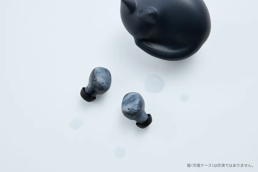 水滴が付着した「NEKO true wireless earphones」イヤホン本体(防滴仕様)