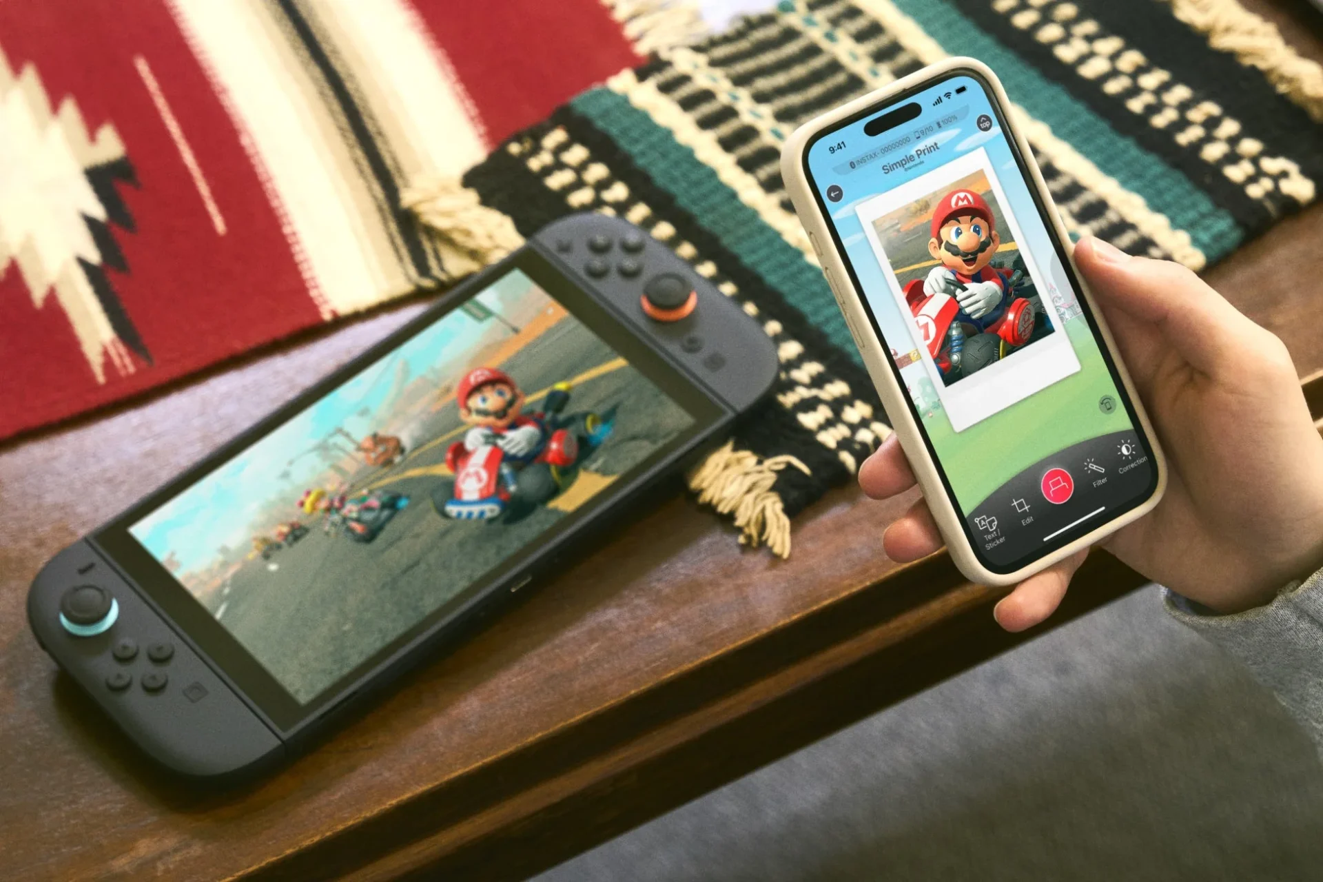 instax mini Linkアプリでゲーム画面を編集する様子