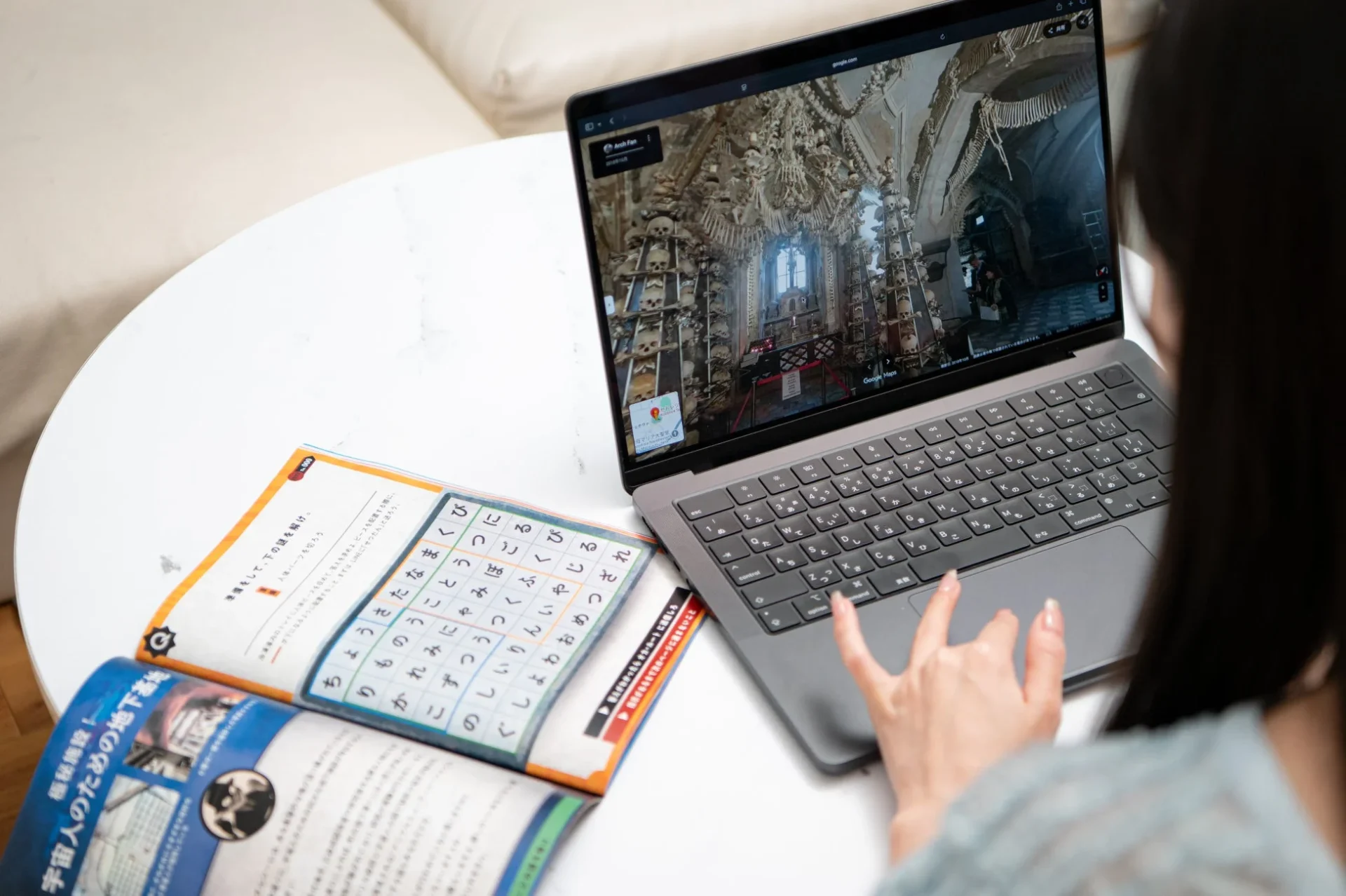 ノートPCでストリートビューと謎解きキットを使いゲームをプレイする様子