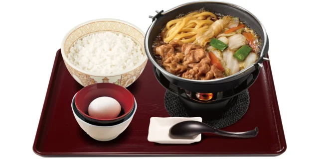 すき家の牛すき鍋定食とごはん、たまご