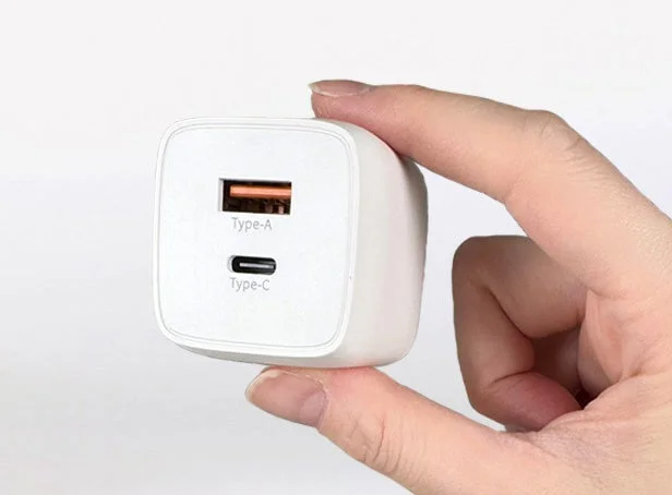 手のひらに乗せたコンパクトな2ポートAC充電器