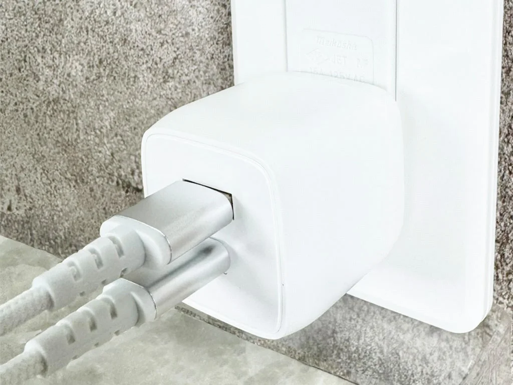 コンセントに挿して使用中の2ポートAC充電器
