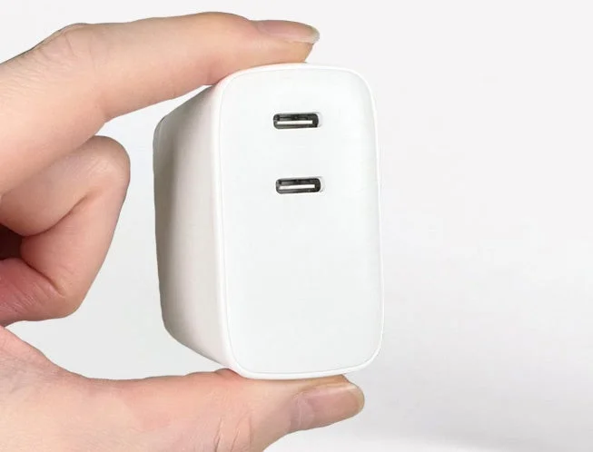 手のひらに乗せたPD45W対応の2ポートUSB-C充電器