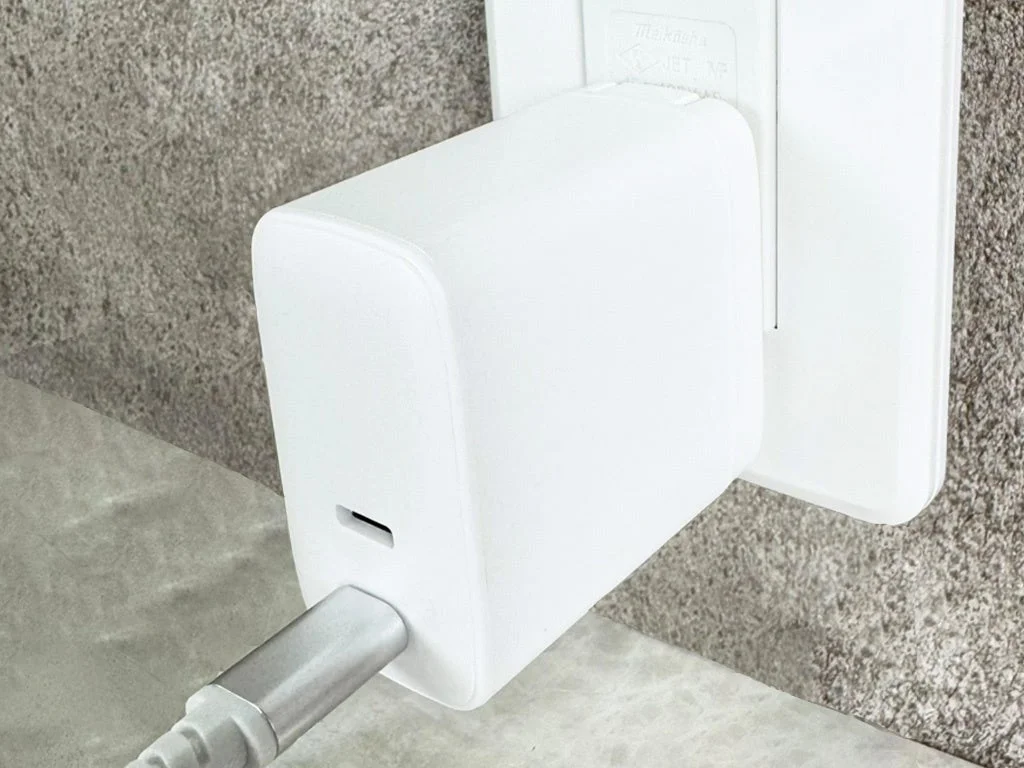 コンセントに挿して使用中のPD45W対応USB-C充電器