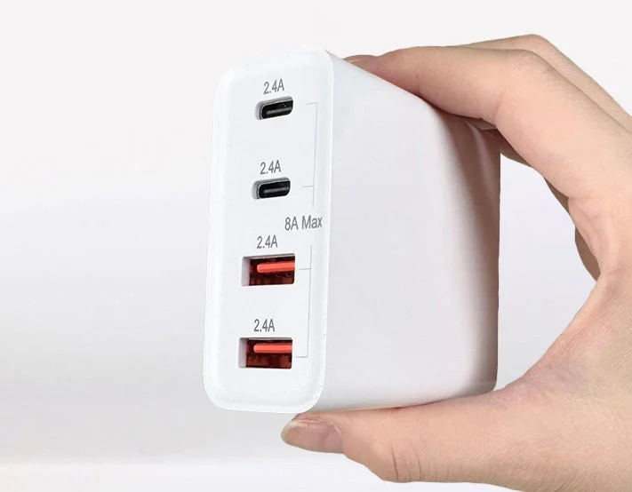 手のひらに乗せた4ポートAC充電器の側面