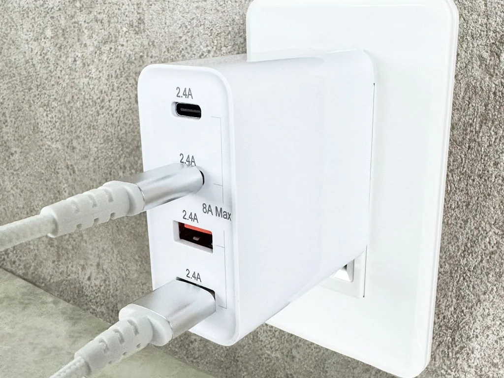 コンセントに挿して使用中の4ポートAC充電器
