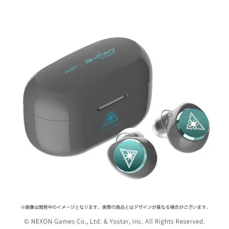 アビドス高等学校をイメージしたカラーリングのコラボイヤホンとチャージングケース(蓋閉じ)。