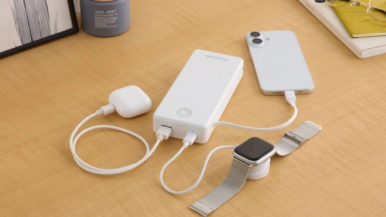エレコムの白いモバイルバッテリーでスマートフォン、イヤホン、スマートウォッチを同時充電する様子
