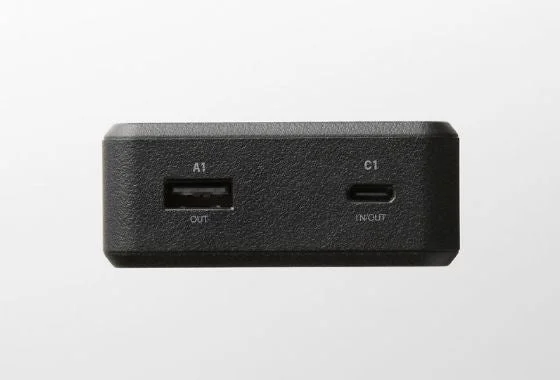 エレコムモバイルバッテリーのUSB-A出力ポートとUSB-C入出力ポートのクローズアップ