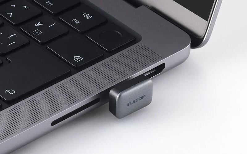 ノートパソコンのUSB Type-Cポートに挿された超小型USBメモリ