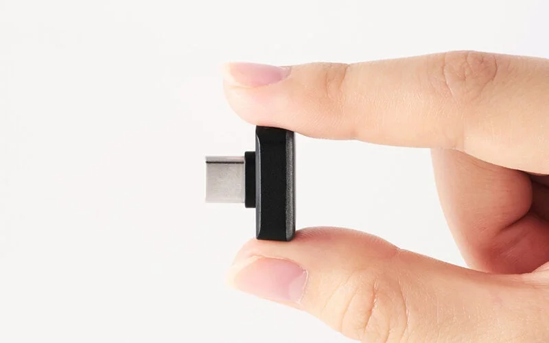 指でつまんで小型さを強調するUSB Type-C超小型USBメモリ