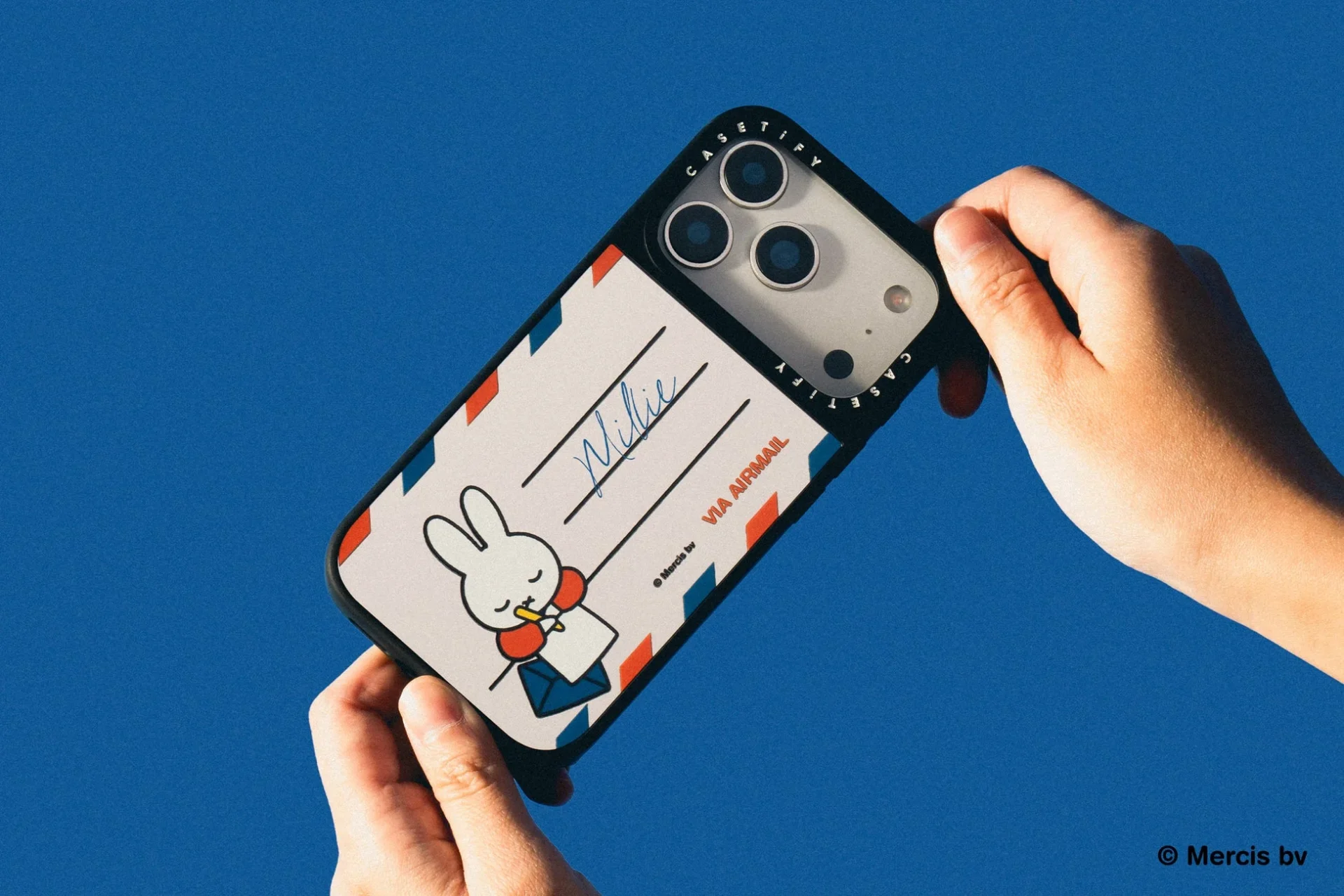 封筒デザイン「Dear ミッフィー レター」のスマホケースを手で持っている様子
