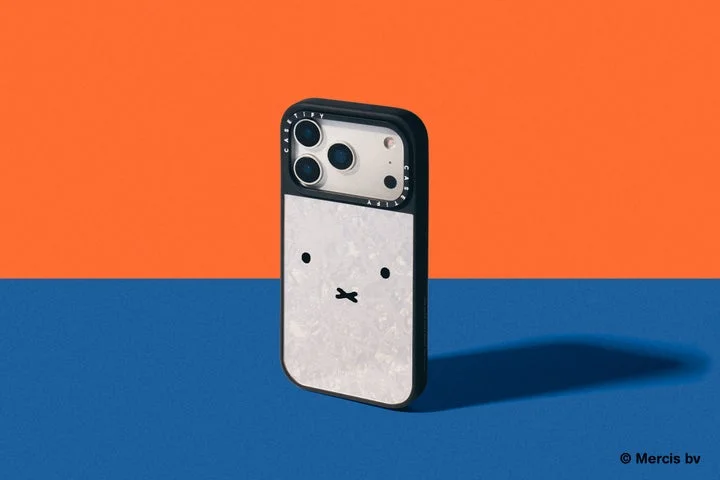 パール調プレートにミッフィーの目と口が描かれた上品なスマホケース