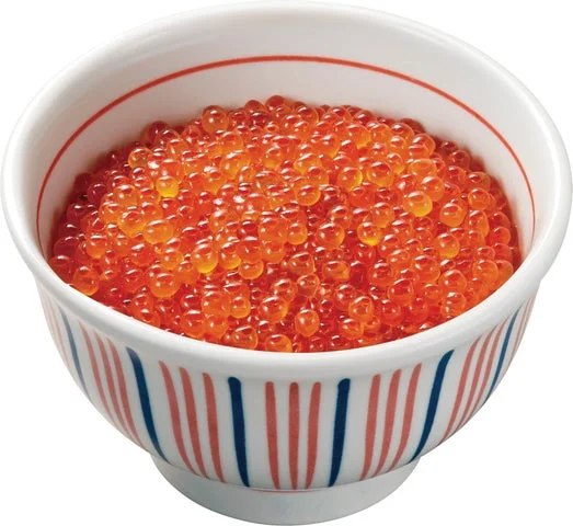 宝石のように輝く鮮やかなオレンジ色の天然いくら丼