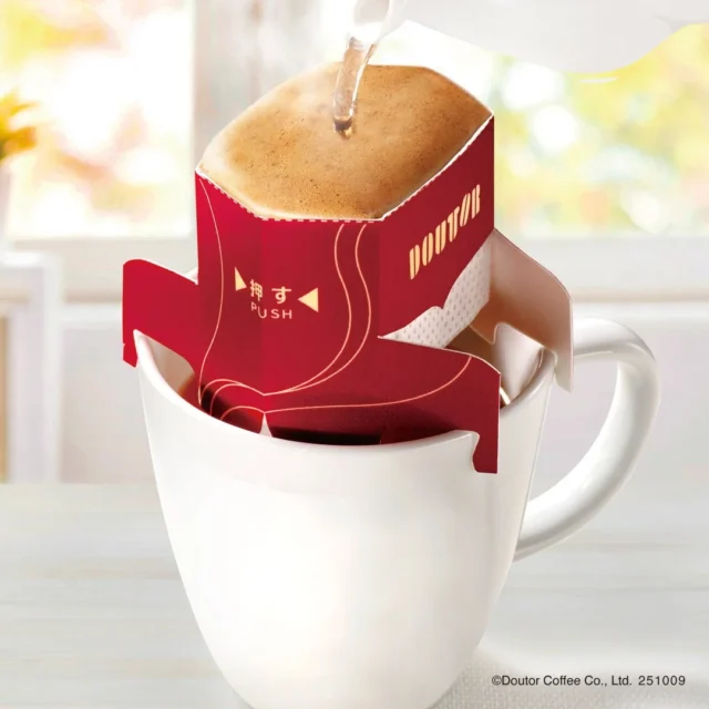 新しいフィルター形状でカップにセットされたドリップカフェにお湯を注ぐ様子
