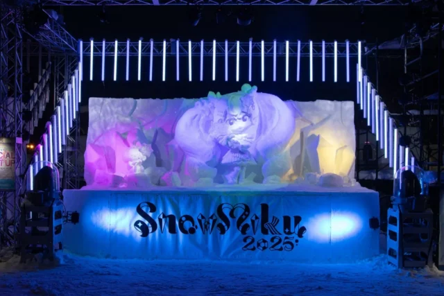 「SNOW MIKU 2025」さっぽろ雪まつり会場の雪ミク雪像(夜)