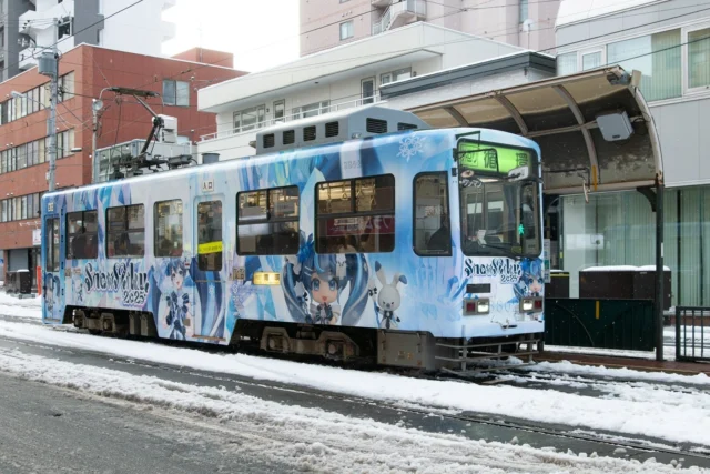 「SNOW MIKU 2025」仕様にラッピングされた雪ミク電車