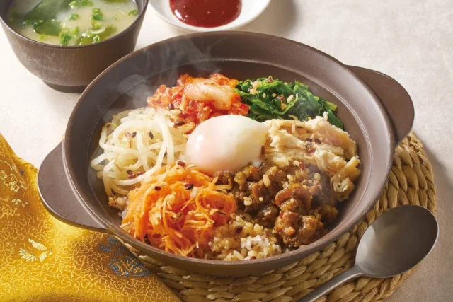 炭火焼肉と彩り野菜、温泉卵がのった十三穀米美ビンバ
