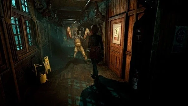 廊下で異形のクリーチャーと対峙するキャロラインのゲーム画面