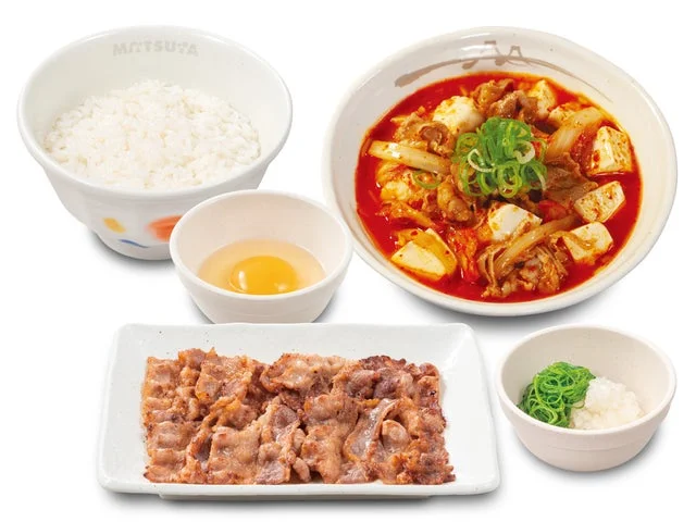 生卵付きの牛豆腐キムチチゲ牛カルビ焼肉定食