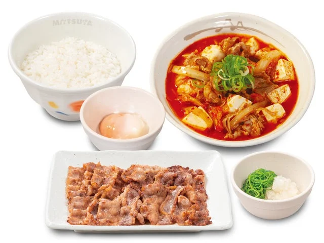 温泉卵付きの牛豆腐キムチチゲ牛カルビ焼肉定食