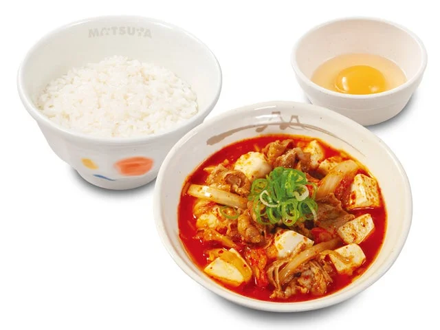 生卵付きの牛豆腐キムチチゲセット