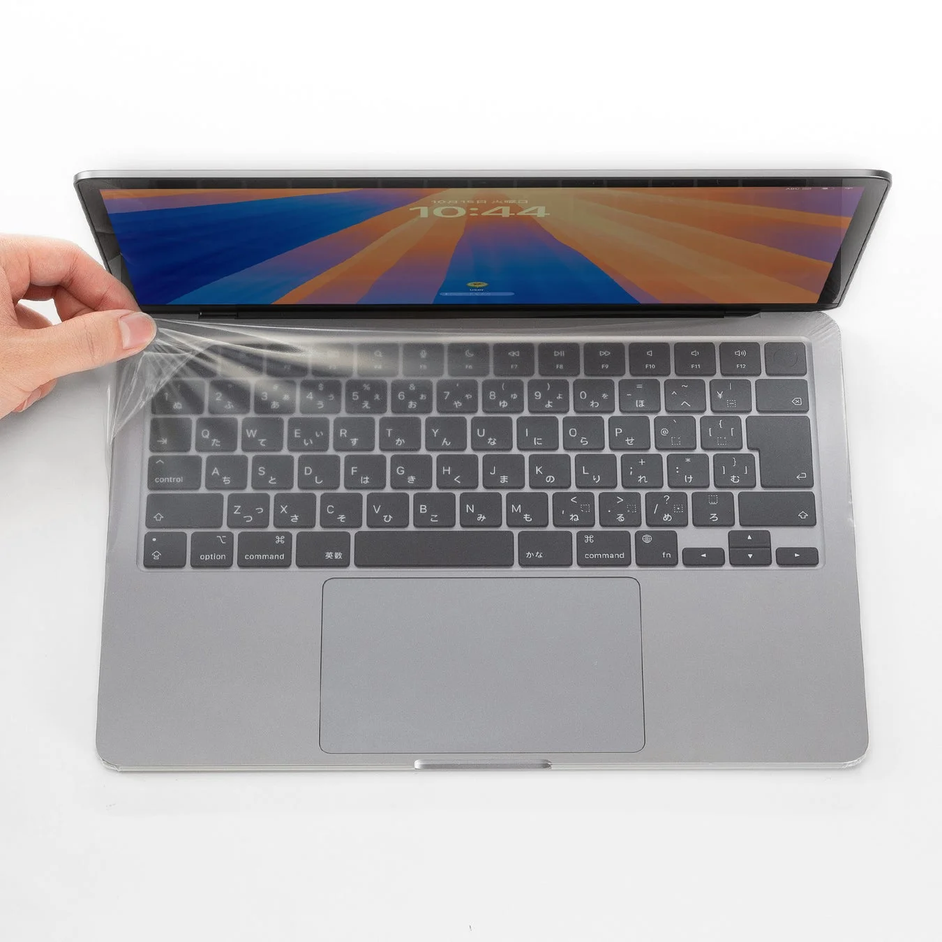 MacBook Air/Proのキーボードにカバーを取り付ける様子