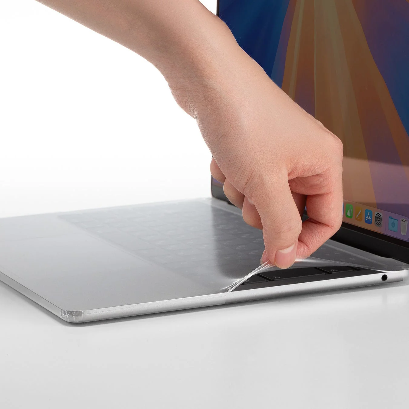 MacBook Air/Proのパームレストにカバーを取り付ける様子