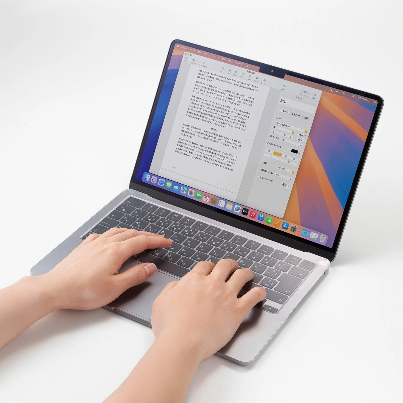 MacBook Air/Proにキーボードカバーを装着した状態でタイピングしている様子