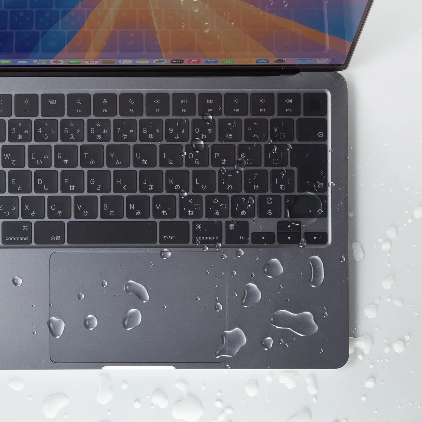 MacBook Air/Proのキーボードカバーの上に水滴が弾かれている様子