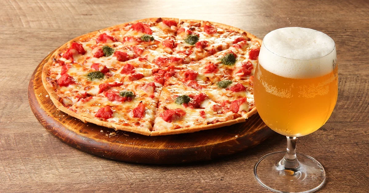 ピザハットのピザとグラスに注がれたクラフトビール「THE PIZZA CRAFT」