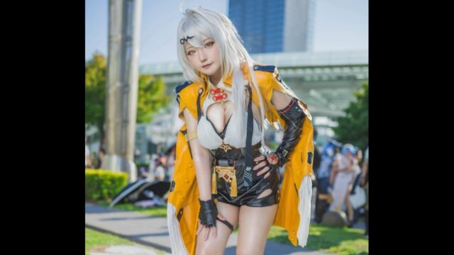 黄色のコートが映える！　初音ひとり、『ゼンレスゾーンゼロ』イーシェンのセクシーなコスプレ写真を公開