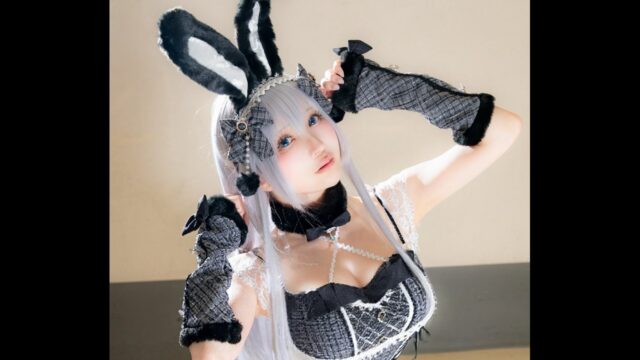 ふんわり可愛いバニー姿! とうか、黒×白のコントラストが映えるセクシーなコスプレを披露