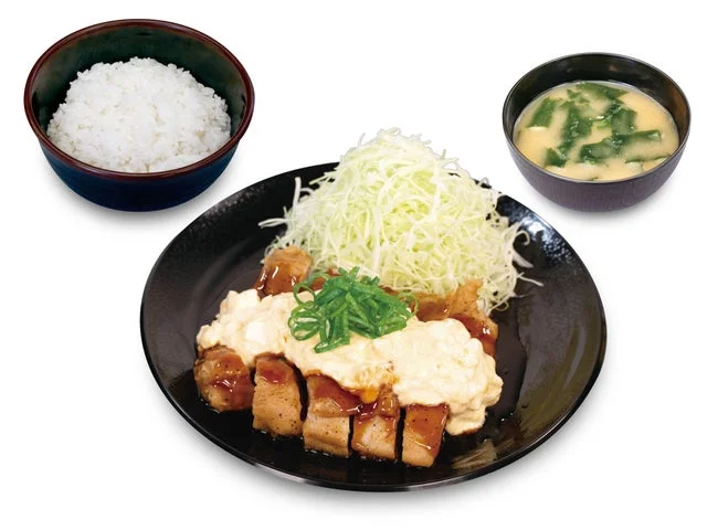 松のやのチキン南蛮(2枚)定食。ご飯と味噌汁付き。