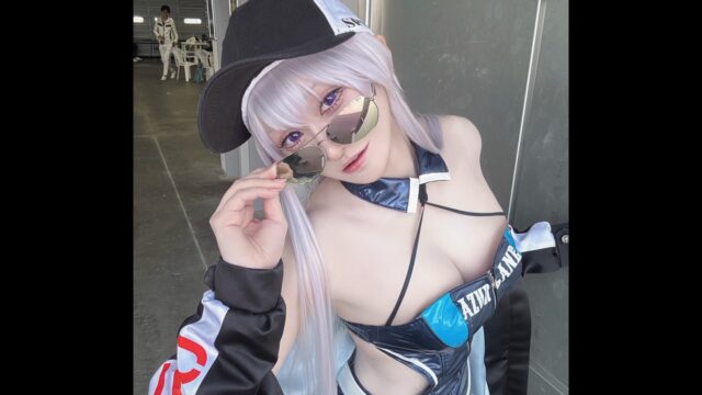 白髪が映える! にゃるまー、『アズールレーン』エンタープライズのセクシーなコスプレ写真を公開
